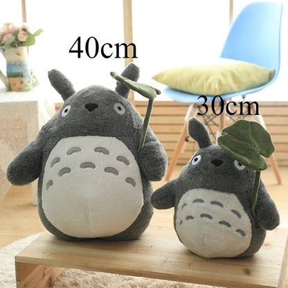 Peluche de Totoro con hoja de Studio Ghibli