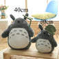 Peluche de Totoro con hoja de Studio Ghibli