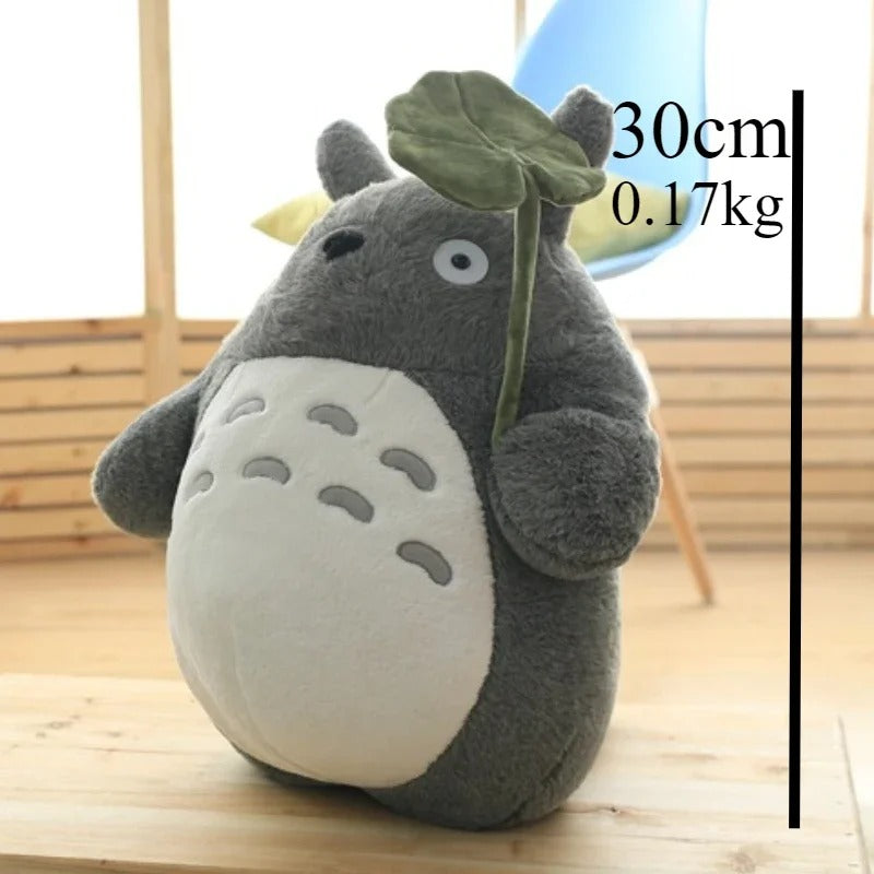 Peluche de Totoro con hoja de Studio Ghibli